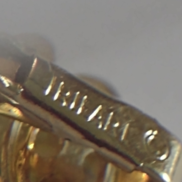 Trifari women's shell clip on earrings REASONABLE OFFERS ACCEPTED - Picture 4 of 4